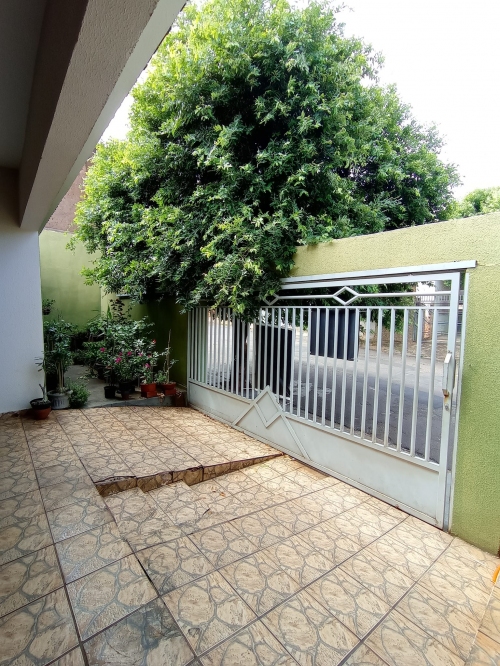 Casa à Venda no Conjunto Habitacional Nossa Senhora Aparecida em Araçatuba/SP